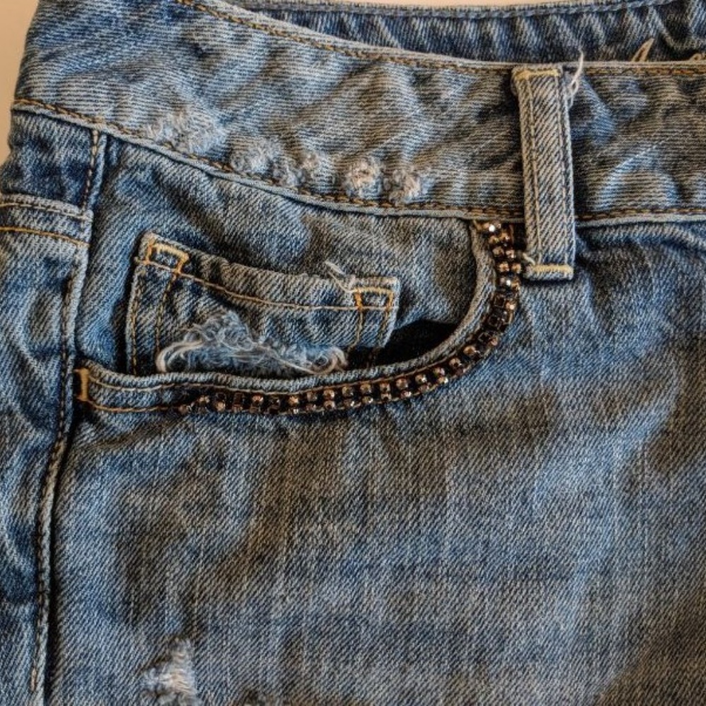 American Eagle Distressed Cutoffs Size 2 - Picture 2 of 5